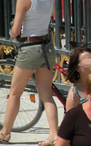  fille avec vélo, short kaki et débardeur blanc